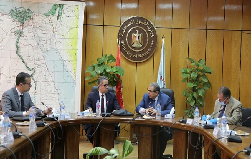 "السياحة" تنسق مع "القوى العاملة" لصرف الدفعتين الرابعة والخامسة من إعانة الطوارئ
