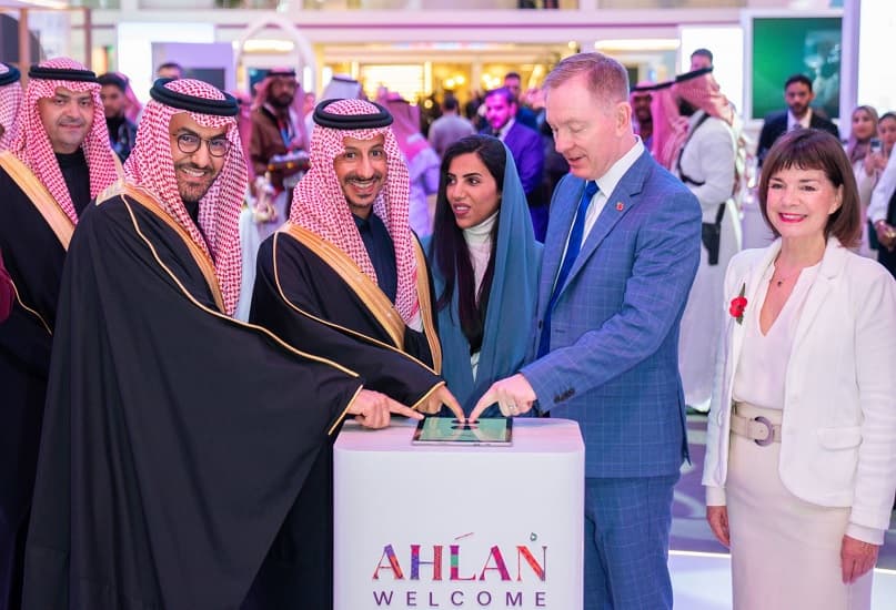 وزير السياحة السعودي يفتتح جناح "روح السعودية" في معرض WTM 2024 السياحي بلندن