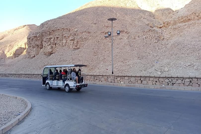 بدء تشغيل سيارات كهربائية صديقة للبيئة في البر الغربي بالأقصر لنقل الزائرين
