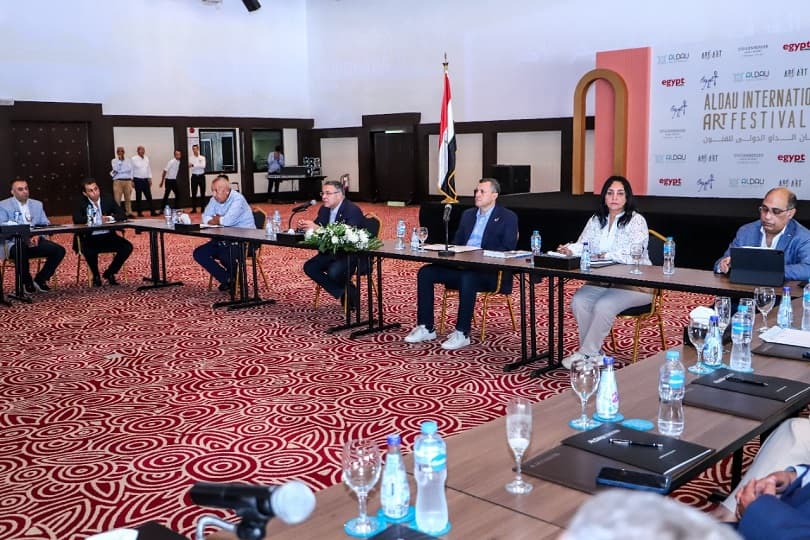 عيسى يجتمع مع المستثمرين السياحيين بالبحر الأحمر لاستعراض خطط تنمية السياحة في مصر