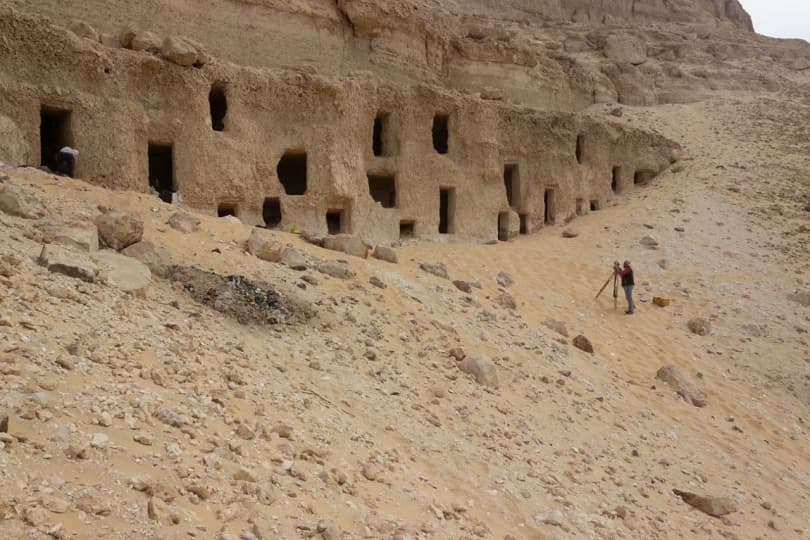 اكتشاف مقابر صخرية بجبانة الحامدية بسوهاج.. يصل عددها لـ250 مقبرة محفورة في الجبل
