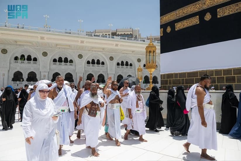 السعودية تستقبل أولى أفواج الحجاج في مكة المكرمة بموسم الحج 1447هـ