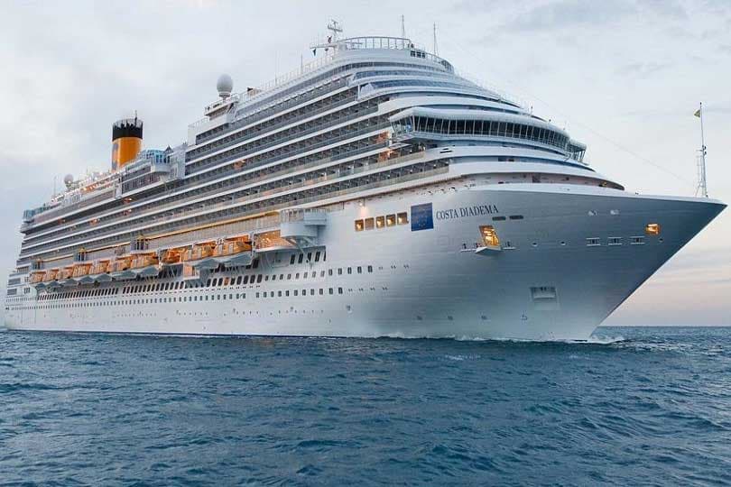 محافظ بورسعيد يناقش استعدادات استقبال بواخر "COSTADIADEMA-LOGOSHOP" السياحية