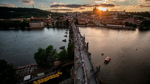 براج تحتفل بانتهاء الحظر بحفل عشاء جماعي على طاولة بطول 1600 قدم