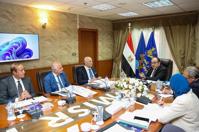 وزير قطاع الأعمال يستعرض تطوير عدد من الفنادق والمشروعات السياحية والفندقية الجديدة.. بالتفاصيل