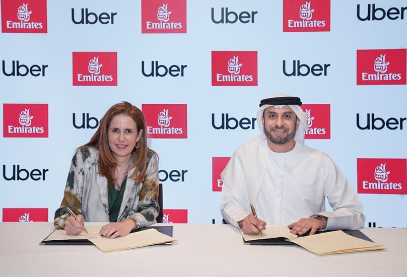 طيران الإمارات وأوبر توقعان اتفاقية شراكة لربط خدمات النقل الجوي والبري
