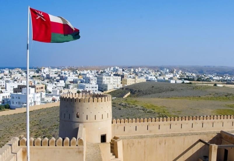 سلطنة عمان تمنع الرحلات الجوية مع بريطانيا بدءا من 19 مارس.. وتمدد الحظر الداخلي إلى 3 إبريل