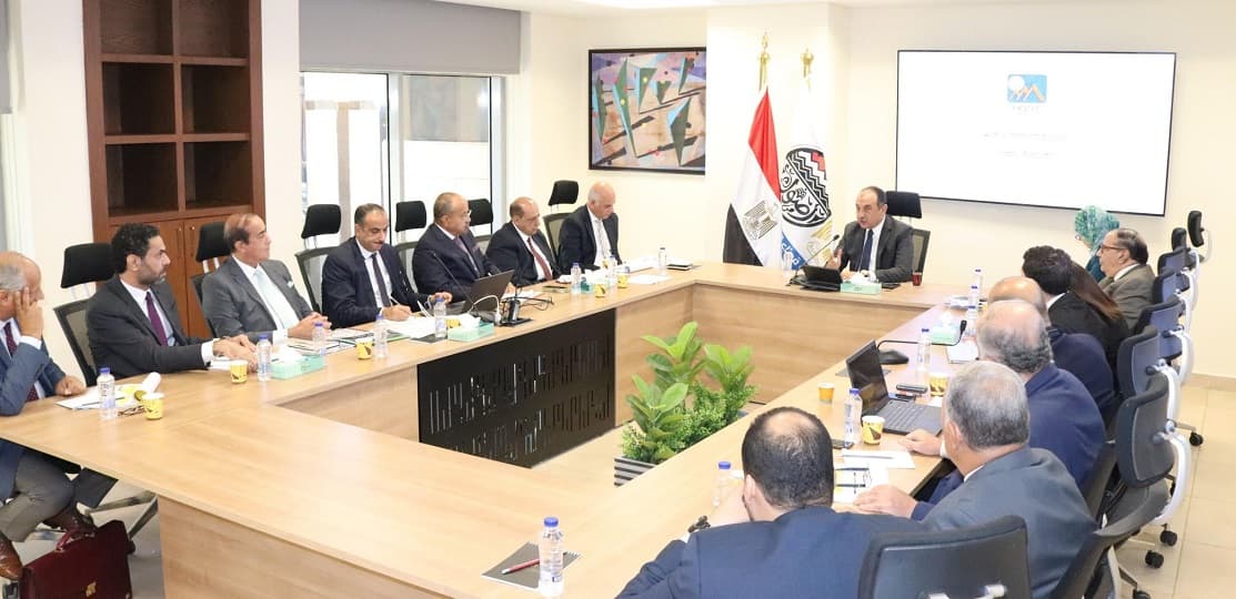 وزير قطاع الأعمال يستعرض موقف مشروعات فندقي الكونتيننتال ونفرتاري وإقامة فندق جديد برأس البر