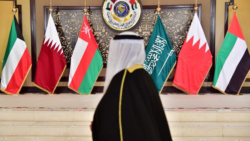 الإمارات تعتمد تطبيقات كورونا بدول الخليج لتسهيل دخول المسافرين.. بشروط