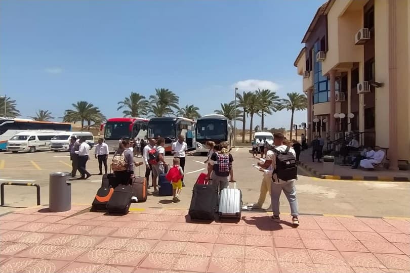 مطار مرسى مطروح يستقبل 5770 سائحا منذ نهاية مايو الماضي وحتى الآن