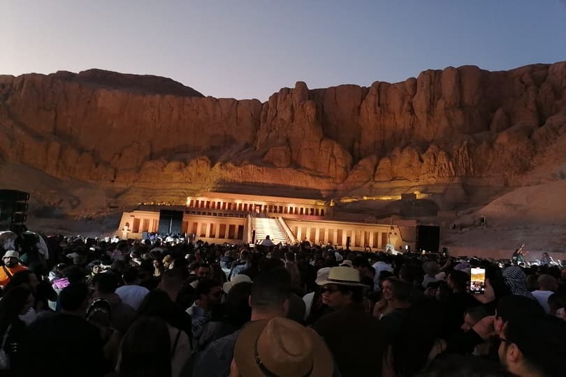 3 آلاف سائح يحضرون العرض الموسيقي العالمي لفريق Adriatique في معبد حتشبسوت بالأقصر