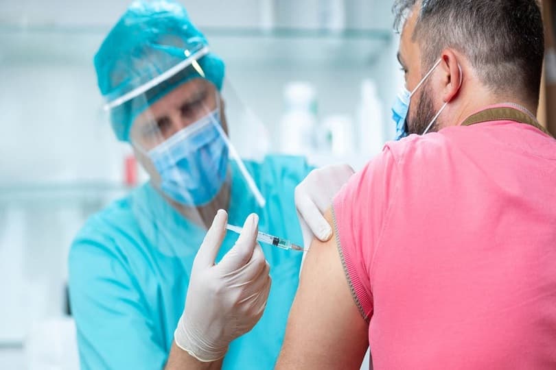 السعودية: الحصول على لقاح كورونا لا يعني استثناء المسافرين المطعمين من الحجر الصحي