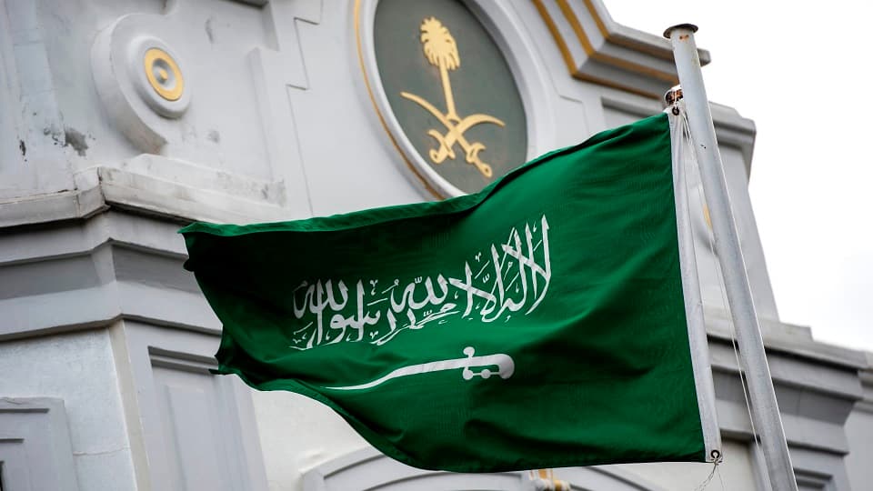 السفارة السعودية في سريلانكا تطالب السعوديين بتأجيل السفر بسبب المظاهرات وحالة الطوارئ