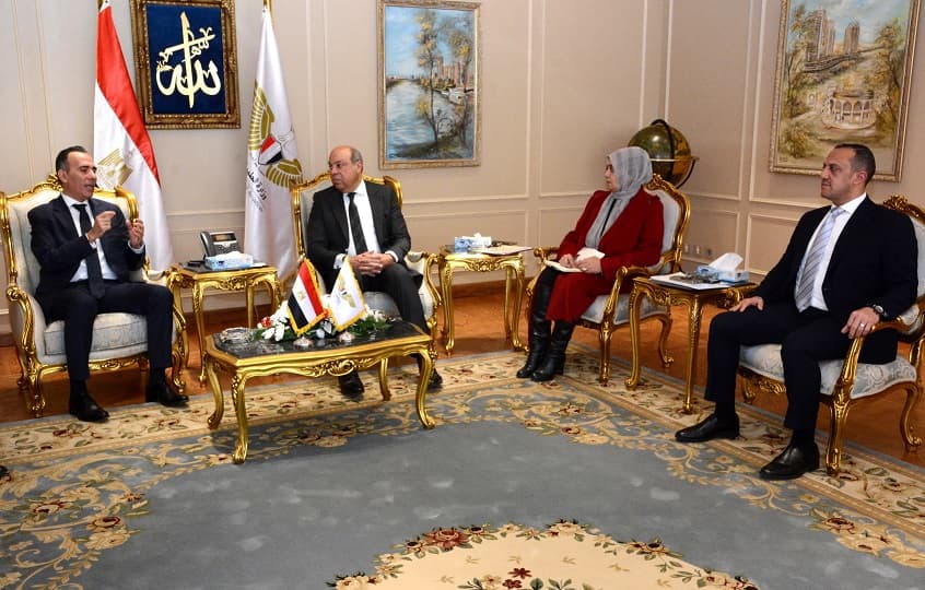 وزير الطيران يبحث مع "سيتا" العالمية سبل التعاون في مجال التحول الرقمي بالمطارات المصرية