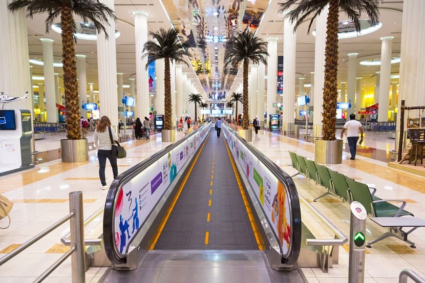 الإمارات تسمح بالسفر إلى دول منخفضة الخطورة بدءا من الثلاثاء بشروط