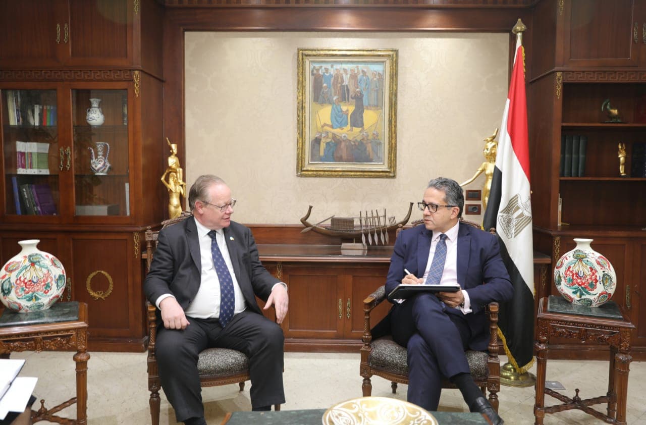 العناني وسفير أيرلندا يبحثان زيادة الترويج السياحي لمصر استعدادا لتشغيل خط (القاهرة- دبلن)