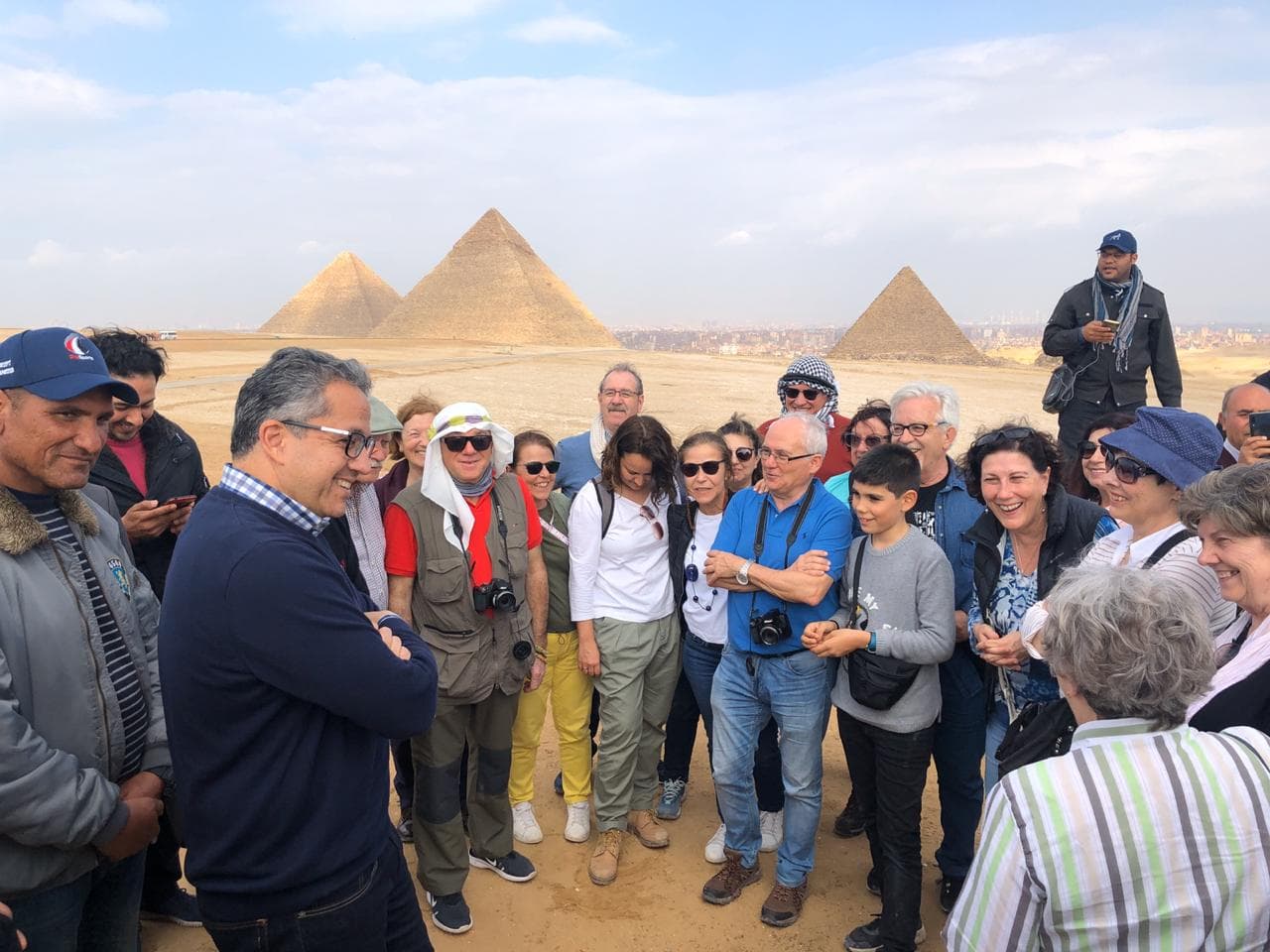 العناني يتفقد الأهرامات لمتابعة شفط مياه الأمطار.. والسائحون يلتقطون معه الصور التذكارية