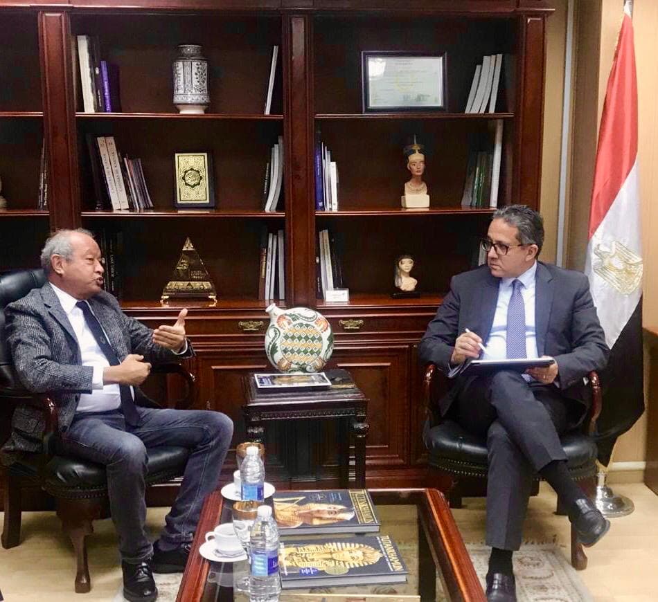 العناني وساويرس يناقشان آخر تطورات مشروع خدمات الزائرين لمنطقة الأهرامات