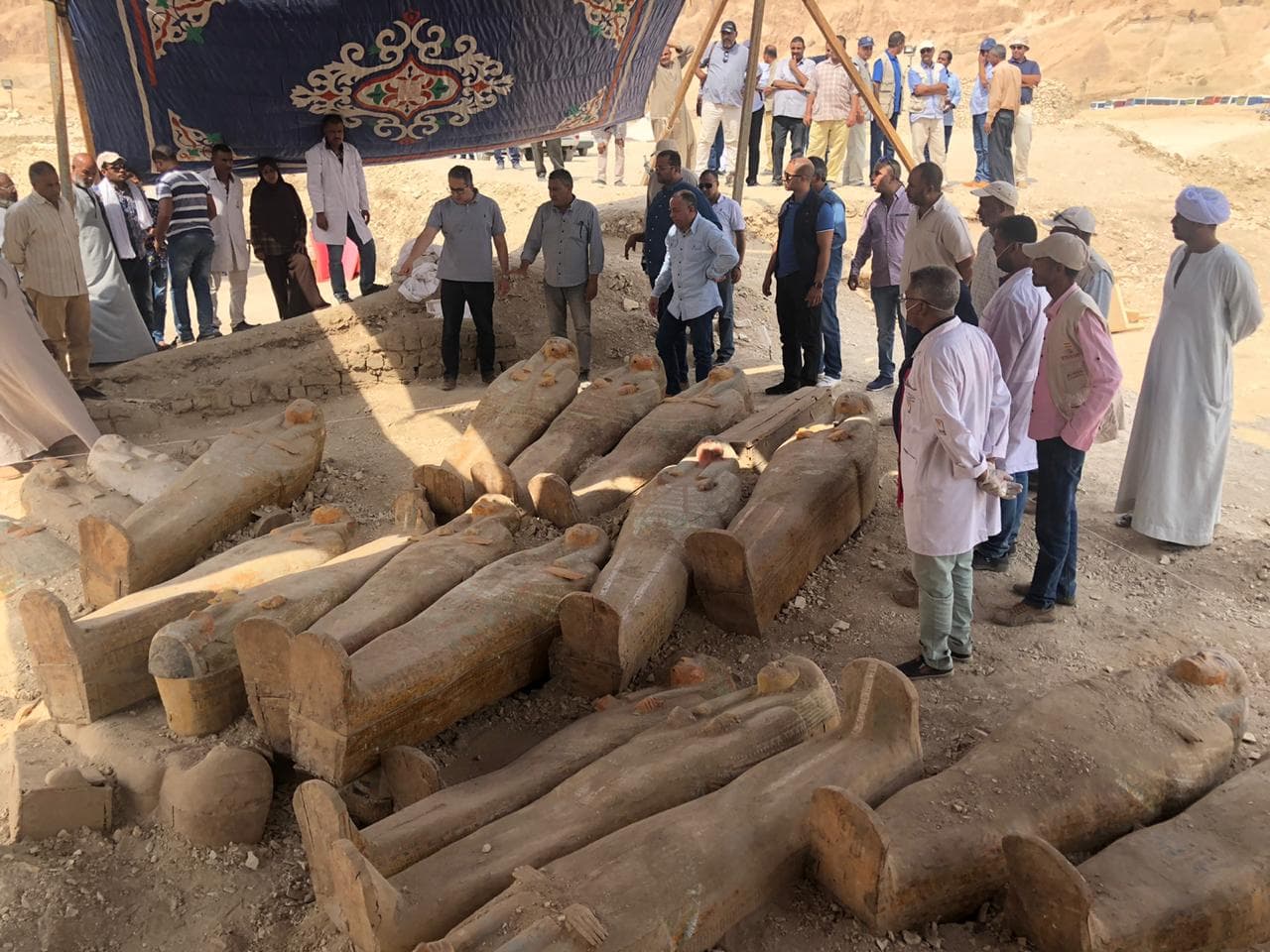 بالصور.. الكشف عن 20 تابوتا خشبيا أثريا في خبيئة ضخمة بالبر الغربي بالأقصر