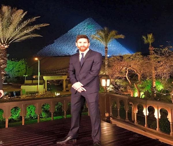 بالصور.. ميسي يزور الأهرامات قبل إطلاقه حملة تور أند كيور لعلاج فيروس سي
