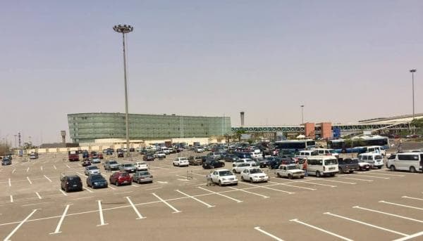 محروس: ساحة انتظار مبنى (2) بمطار القاهرة تسع 750 سيارة.. وتوفير أتوبيسات لنقل الركاب