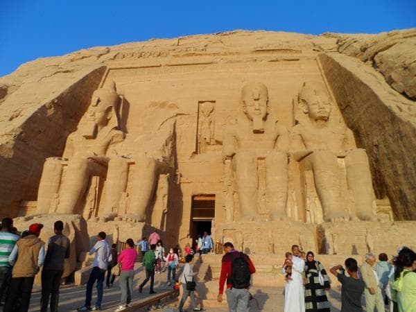 مصر للطيران: تخفيض 50% على تذاكر رحلة أبوسمبل يوم تعامد الشمس على وجه رمسيس الثاني