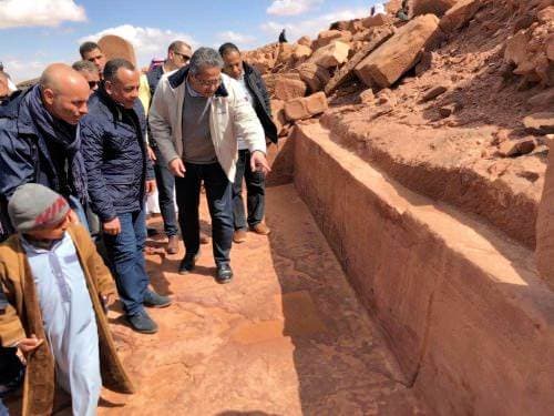 العناني أول وزير آثار يزور معبد حتحور بجنوب سيناء على جبل ارتفاعه 850 مترا