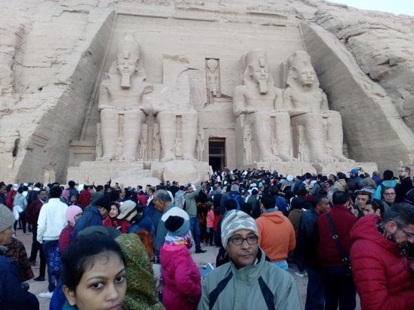 بالصور.. آلاف السائحين والمصريين يشهدون تعامد الشمس على وجه رمسيس الثاني بأبوسمبل