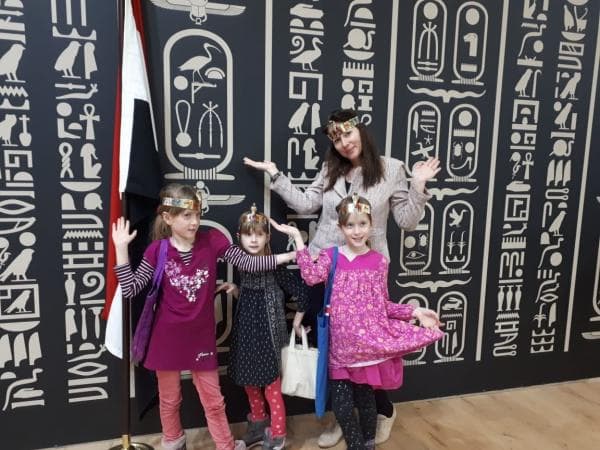 احتفالا باليوم العالمي للمرأة.. التاج الفرعوني لزائرات الجناح المصري في بورصة برلين السياحية