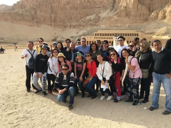 بالصور.. وزير الآثار مع أول فوج سياحي بقدس الأقداس بمعبد حتشبسوت بالدير البحري في الأقصر