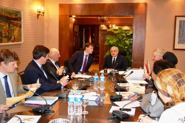 وزير السياحة يبحث مع وفد الطيران ومكافحة الإرهاب البريطاني استئناف الحركة إلى شرم الشيخ