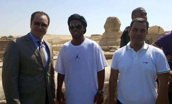 رونالدينهو بالأهرامات: سأدعو العالم لزيارة مصر والعلاج من فيروس سي بحملة تور أند كيور
