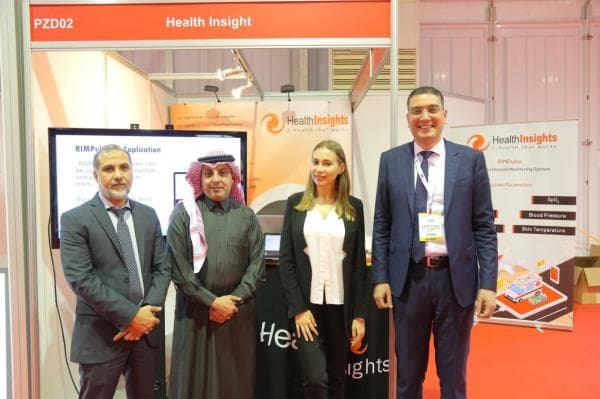 "هيلث إنسايتس" تكشف عن تكنولوجيا طبية تراقب حالات المرضى على الطائرات عبر الإنترنت