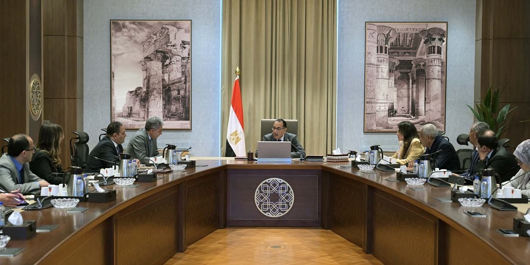رئيس الوزراء يجتمع مع مستثمرين سياحيين لاستعراض مقترحات النهوض بقطاع السياحة من جميع الجوانب