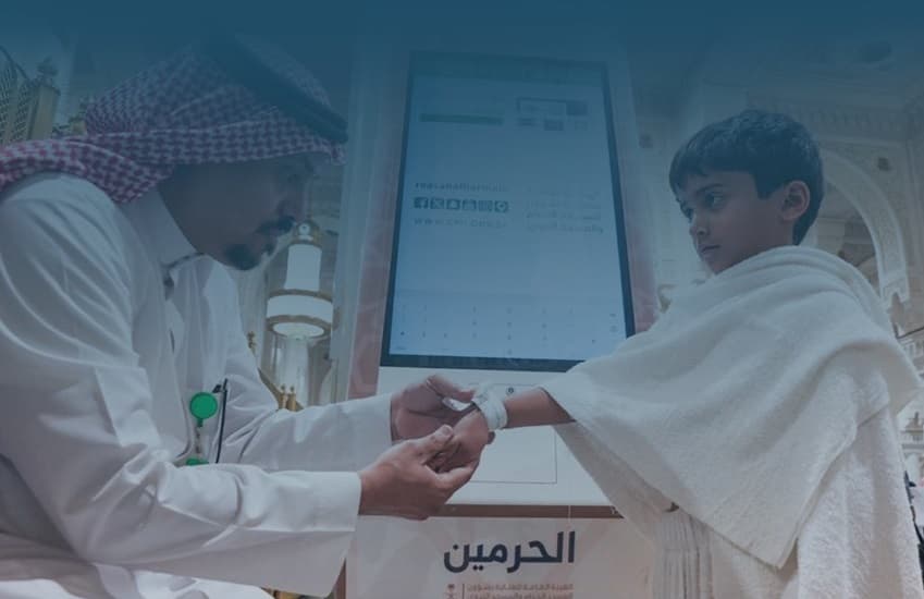 السعودية توفر أساور تعريفية للأطفال لتعزيز أمان الزائرين في المسجد الحرام