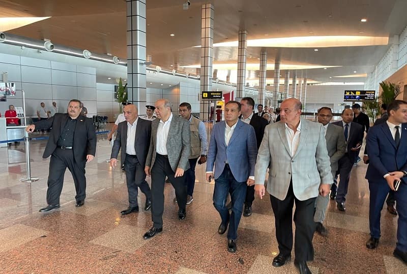 وزير الطيران يتفقد مطار الغردقة لمتابعة إجراءات الركاب في السفر والوصول ورصد المعوقات لحلها.. بالصور