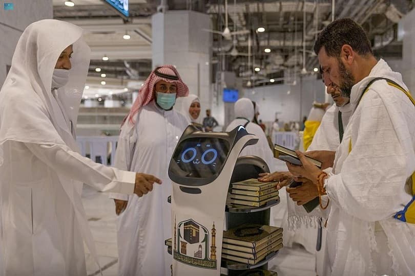 السعودية توفر روبوتا لتوزيع المصاحف على الحجاج داخل المسجد الحرام.. صور