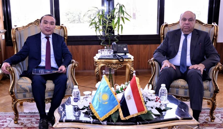 وزير الطيران المدني يبحث مع سفير كازاخستان دراسة إعادة تشغيل خط القاهرة–ألماتي