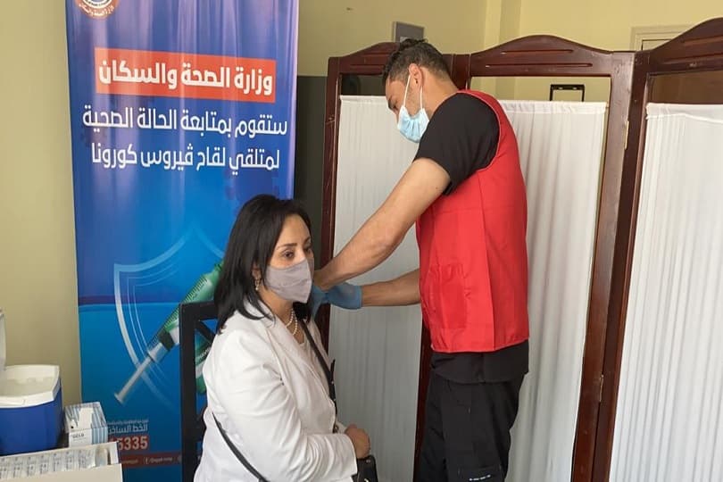 نائب وزير السياحة والآثار تتلقى لقاح كورونا.. وتتفقد مراكز التطعيم بفنادق شرم الشيخ