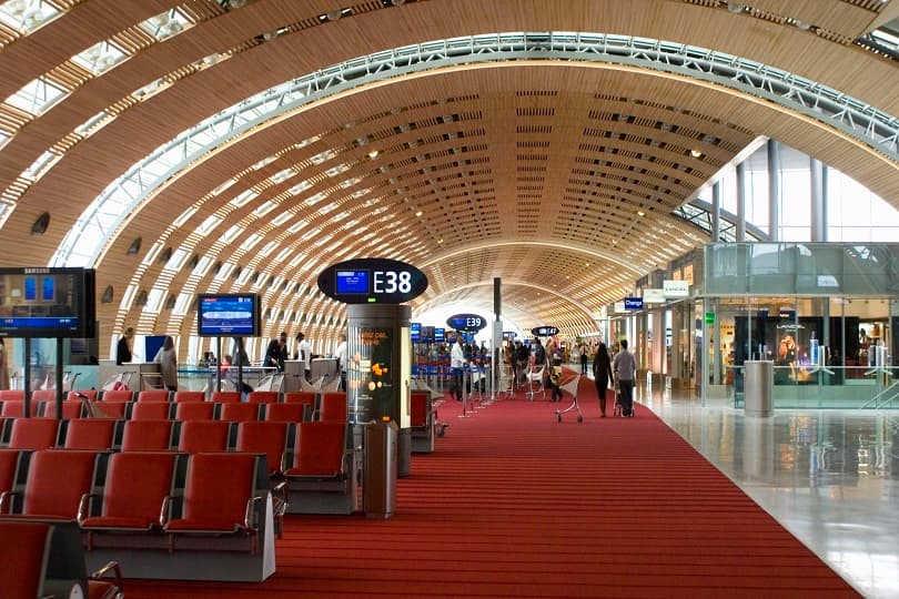 مطار شارل ديجول في باريس يلغي 25% من الرحلات الجوية ويغلق مدرجين بسبب إضراب