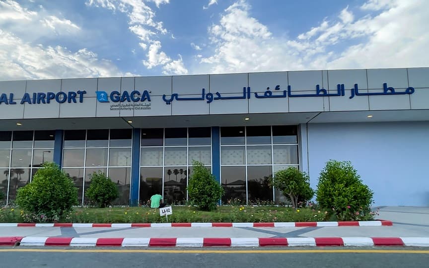 "مطارات القابضة" السعودية: 90 شركة محلية ودولية تتقدم لتطوير مطار الطائف الدولي.. بالأسماء