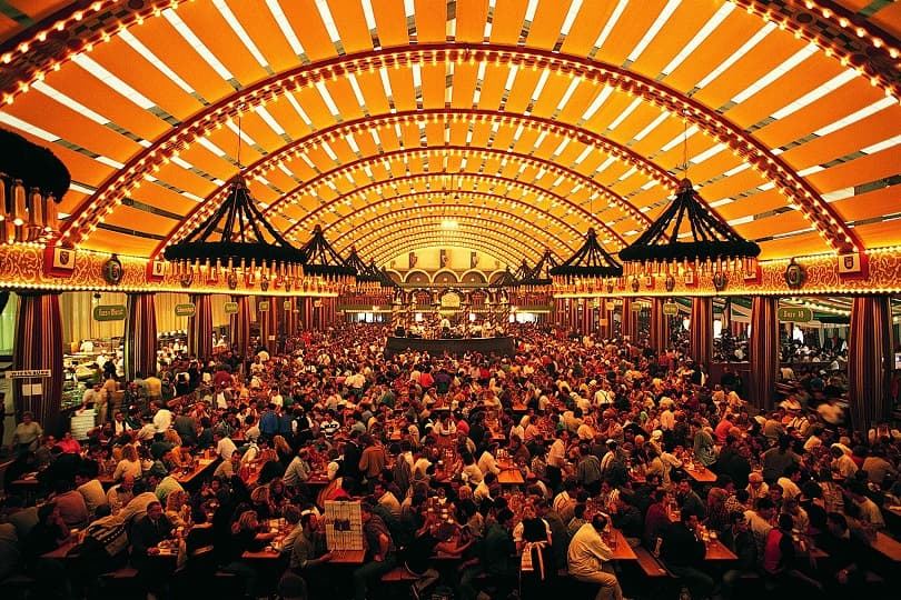 مهرجان Oktoberfest في ألمانيا يعود بعد توقف عامين دون أي قيود