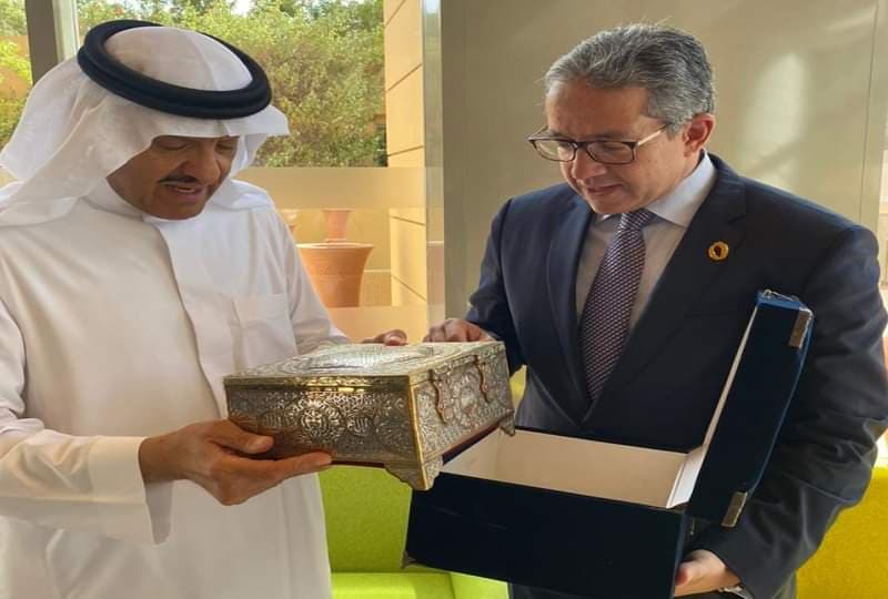 العناني يهنئ مستشار خادم الحرمين لتعيينه عضوا بمجلس أمناء هيئة المتحف المصري الكبير