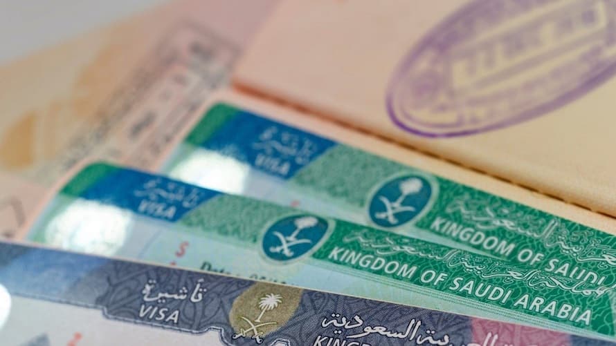 السعودية تمنح مواطني بريطانيا وأيرلندا ميزة الإعفاء الإلكتروني من التأشيرة.. تفاصيل
