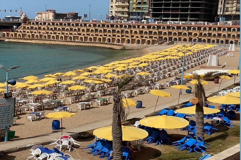 نسب الإشغال في شواطئ الإسكندرية تصل إلى 80%.. وجليم العام كامل العدد