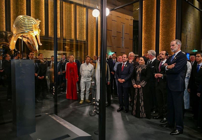 الرئيس السيسي يعلن رسميا افتتاح المتحف المصري الكبير.. ويرافق الوفود المشاركة في جولة بالبهو والدرج العظيم وقاعة توت عنخ آمون.. بالصور