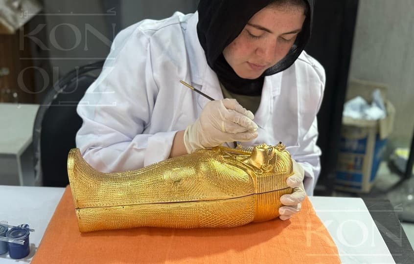 تعرف على الدعوة الخاصة باحتفالية المتحف المصري الكبير.. مستوحاة من تابوت الملك الذهبي.. بالصور