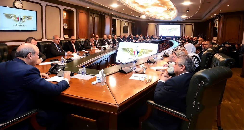 وزير الطيران يستعرض مع مديري المطارات خطة العمل.. ويؤكد: مهمتنا تسهيل تجربة سفر الراكب والسائح
