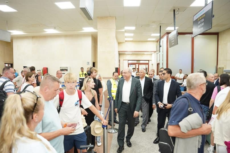 وزير الطيران ومحافظ مطروح والقطاع السياحي يناقشون تشغيل رحلات جوية داخلية للمدينة طوال العام.. وجولة للحفني بالمطار