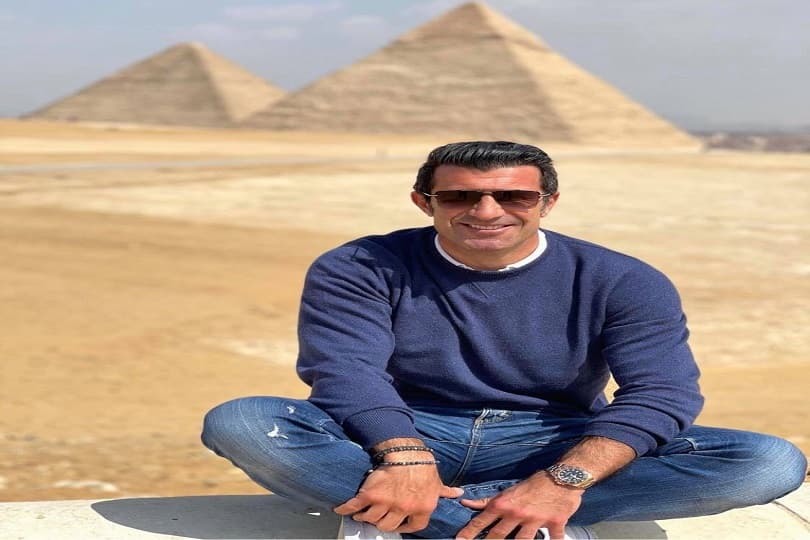 نجم كرة القدم البرتغالي لويس فيجو بين أحضان الأهرامات